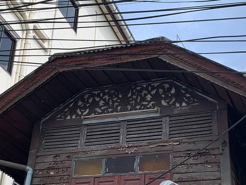 Srintip Guesthouse and Number One Vegetarian and Thai FoodThis gingerbread building is notable for its carved wooden gable depicting the Constitution phan, the symbol of Thailand's constitutional mona